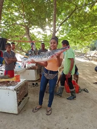 Investigadora Mailuet López con un bagre tumame o matafraile de 11,5 kilos de la ribazón del río Arauca.